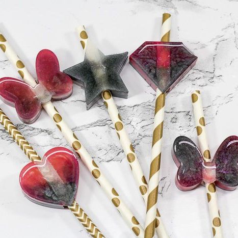 DIY Resin Straw Toppers are such a fun resin craft for beginners and experts alike! Use EasyCast Clear Casting Epoxy to create these cute marbled straw toppers.