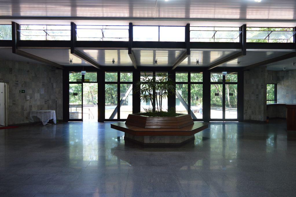 Foto que ilustra matéria sobre o Teatro Municipal de Ribeirão Preto mostra a parte interna do teatro, logo após a entrada. 