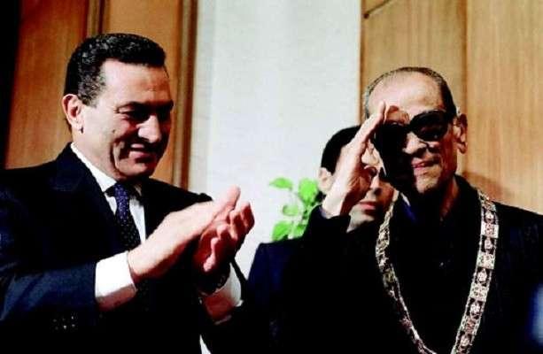 Naguib Mahfouz with former president Hosny Mubarak