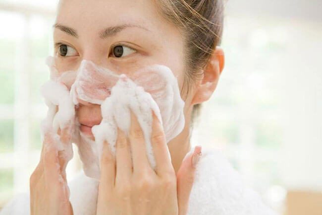 Rửa mặt giúp làm sạch da