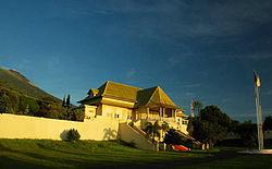 https://upload.wikimedia.org/wikipedia/id/thumb/3/34/Istana_sultan_ternate.jpg/250px-Istana_sultan_ternate.jpg