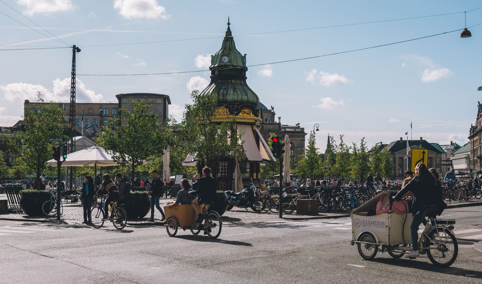 Lastenräder auf einem Fahrradweg in Kopenhagen.