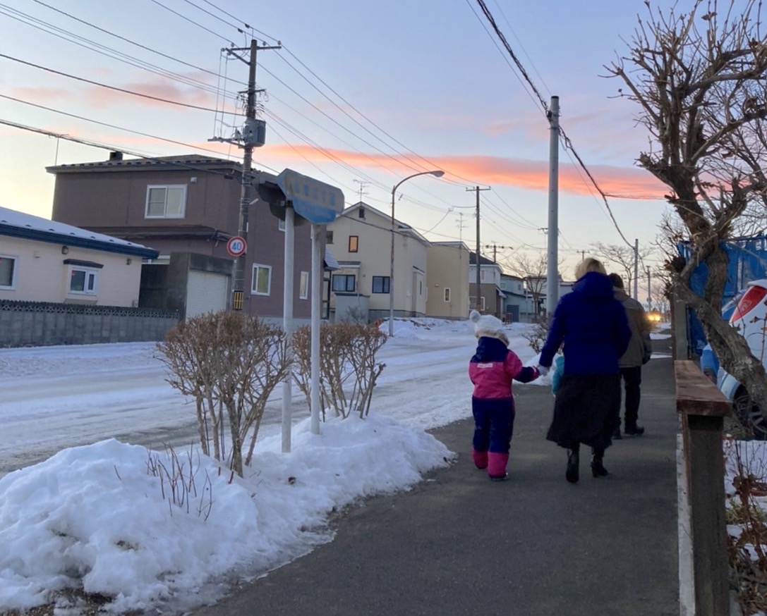 夕焼けの雪道