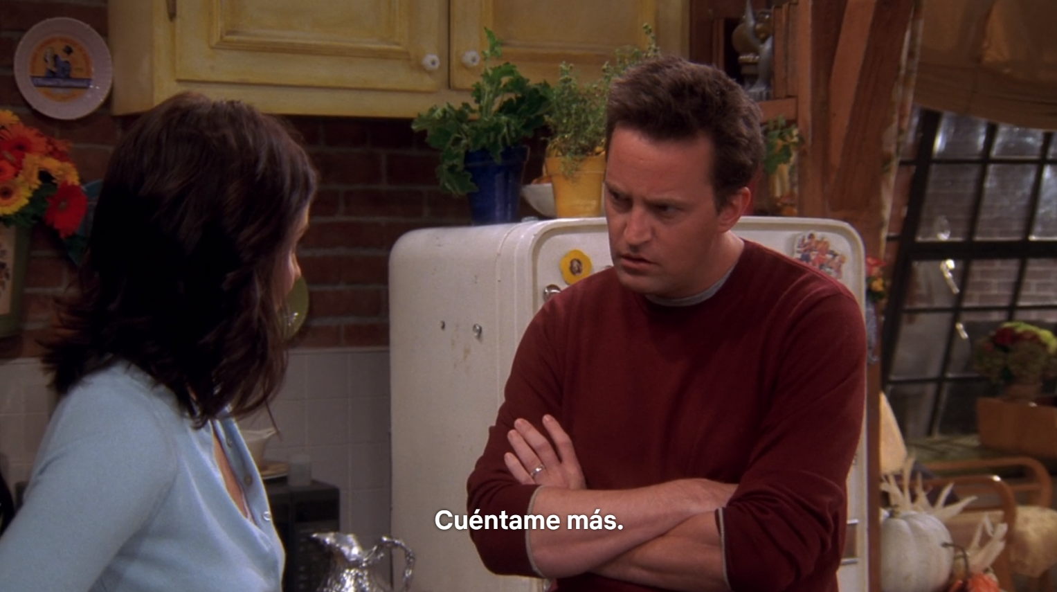 Escena de Friends, Chandler Bing le dice a Monica: "Cuéntame más"