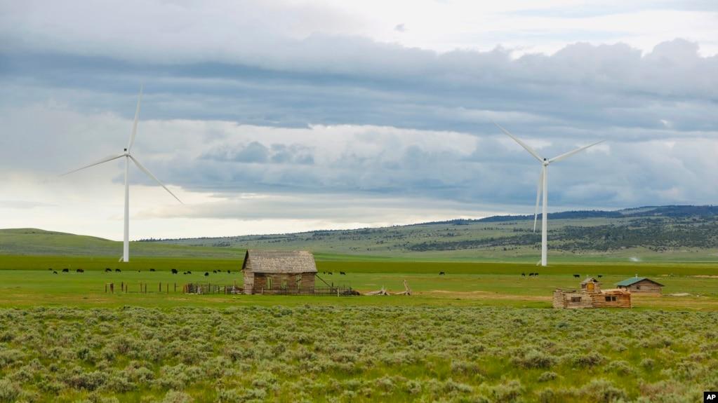 Điện gió ở một nông trại ở bang Wyoming, Hoa Kỳ.