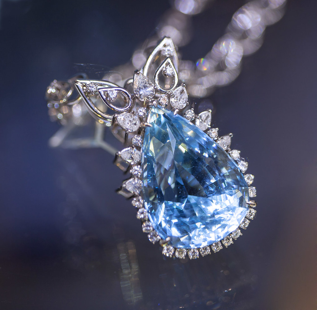 diamond color - blue diamond is the most expensive