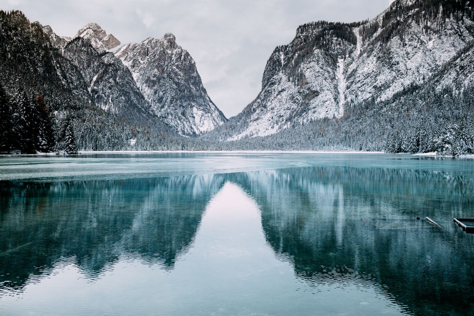 contoh gambar HD pegunungan dan danau