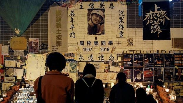 香港22歲科大學生周梓樂,去年11月在將軍澳尚德停車場墮樓身亡,死因庭將於11月16日展開死因研訊。圖為2020年1月悼念現場。(路透社資料圖片)