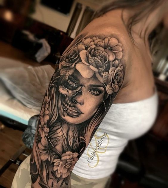 sleeve tattoo onn a lady's shoulder
