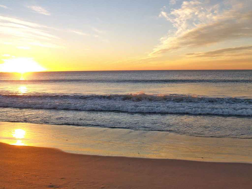  
Пляж Железного Порта на закате: солнечный свет отражаясь в зеркале из морских волн переливается зайчиками на горизонте. 
 