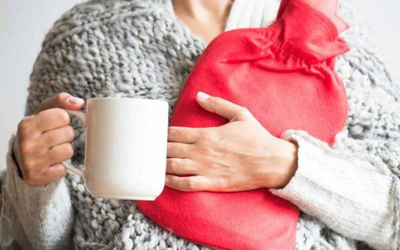 Giảm đau bằng cách chườm ấm với túi sưởi chuyên dụng