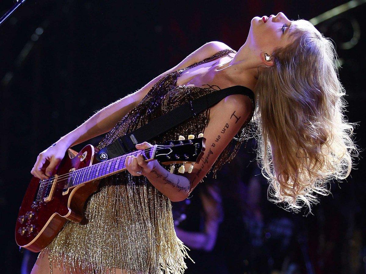2011: Swift went on a 13-month trans-continental World Tour for Speak Now. 