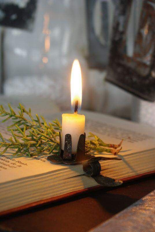 Время молитвы свечи. Молитва свеча. Молитвенная свеча. Молитвенник и свеча. Молюсь свеча.