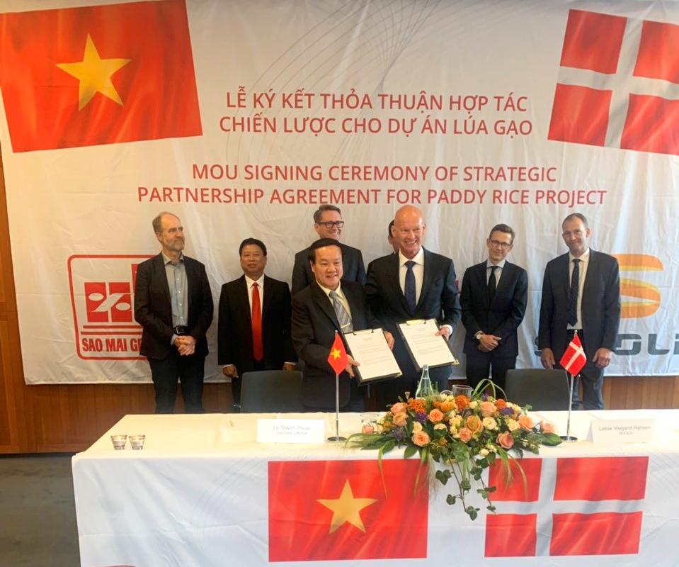 1.Ông Lê Thanh Thuấn và ông Lasse Hansen đồng thuận ký biên bản hợp tác