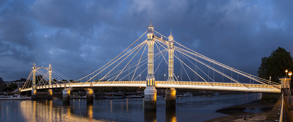 Albert_Bridge,_London_-_Oct_2012.jpg