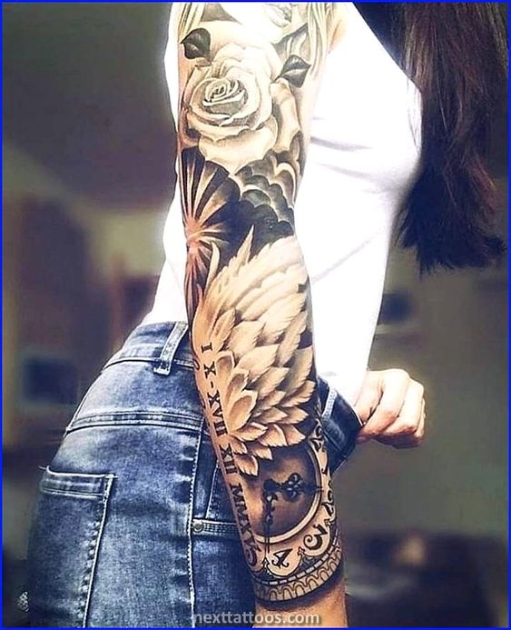 lady wearing sleeve tattoo on her right hand