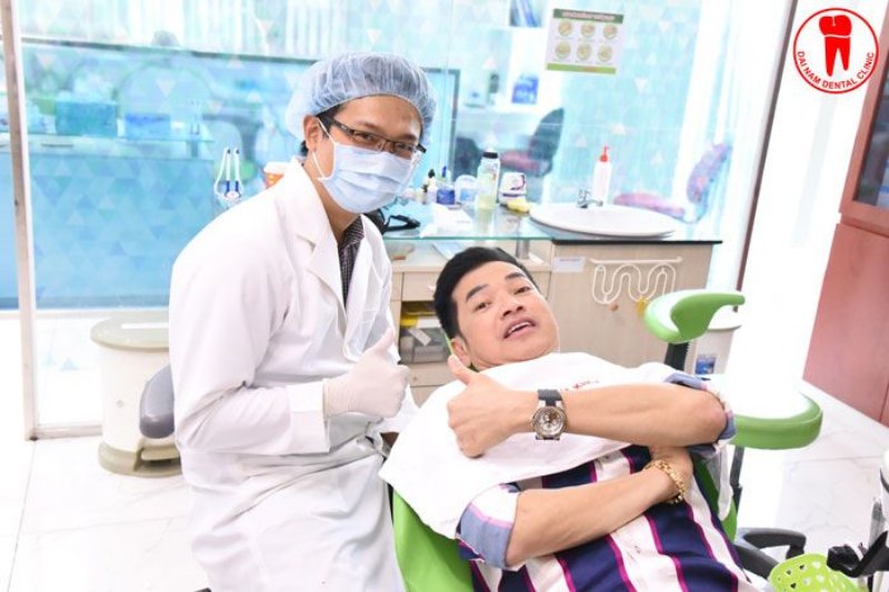 Khách hàng yên tâm chọn nha khoa Đại Nam để điều trị răng sâu vào tủy