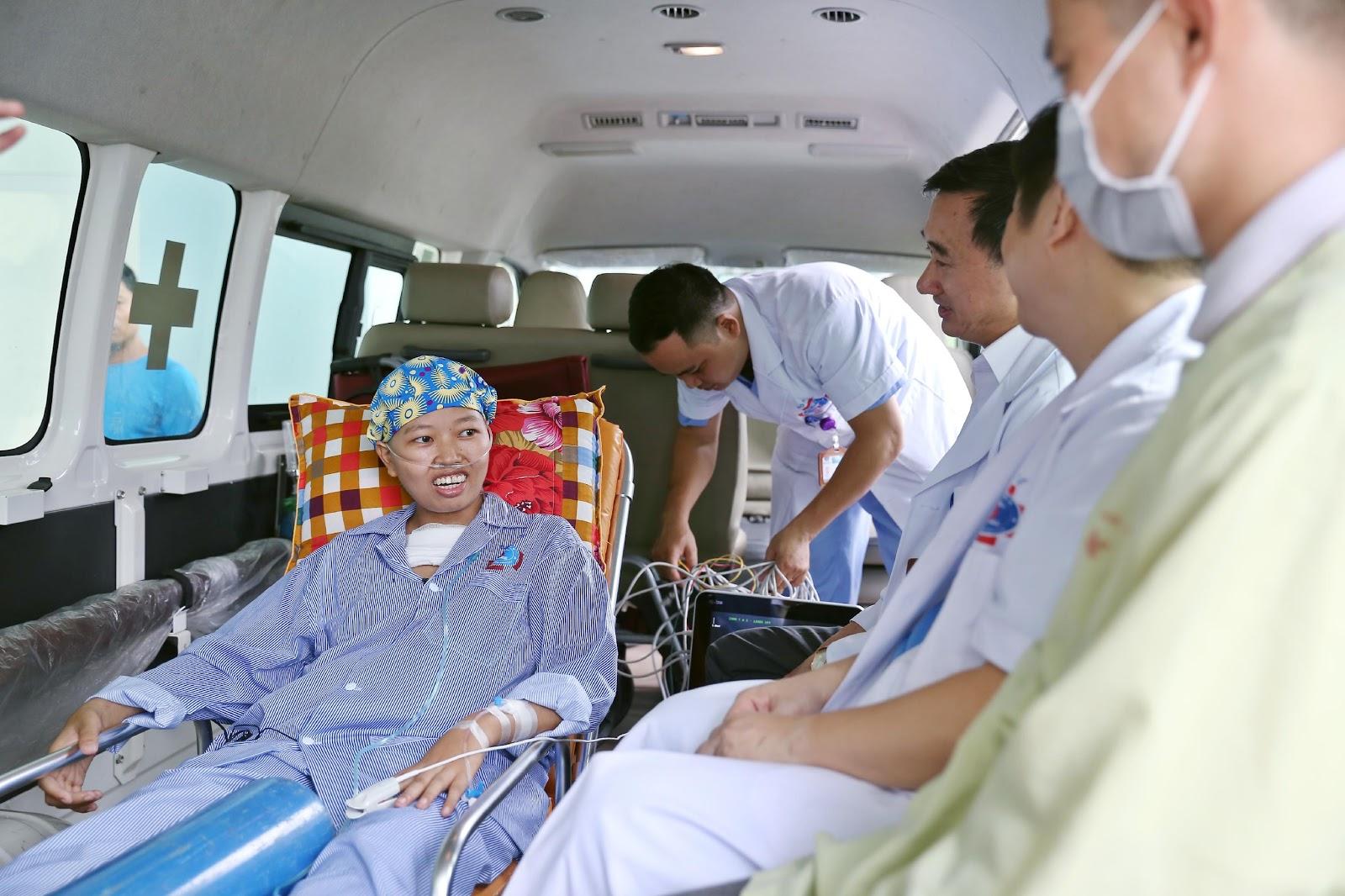 Ông Trần Văn Thuấn - Giám đốc Bệnh viện K Tân Triều - ngồi trên chiếc xe cứu thương chở chị Liên đến Bệnh viện Phụ sản Trung ương. Ảnh: NVCC.