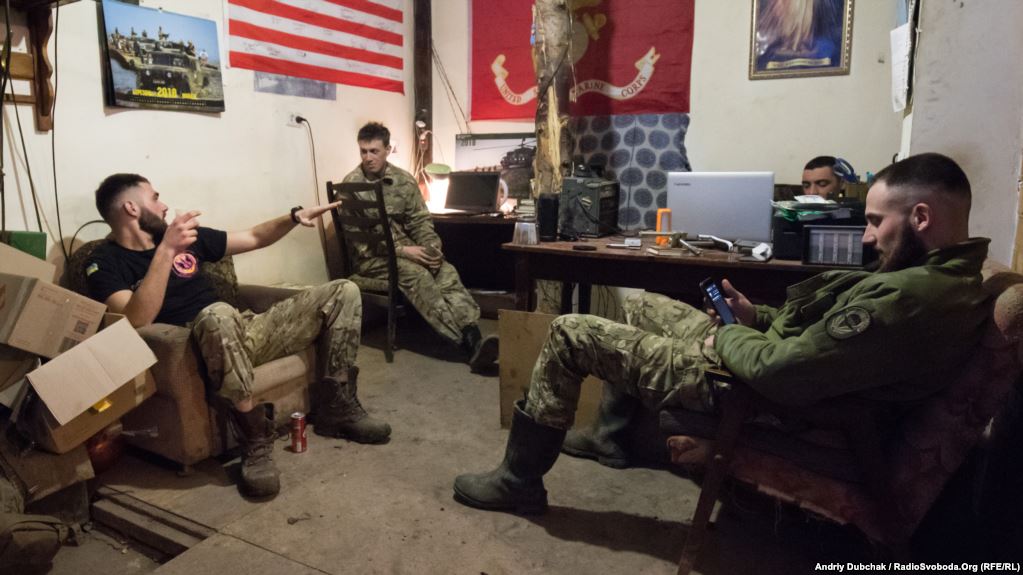 Морпіхи за розмовою у одному з підвалів Водяного. Позаду видно частину прапора США, подарованого американськими морпіхами українським під час спільних навчань