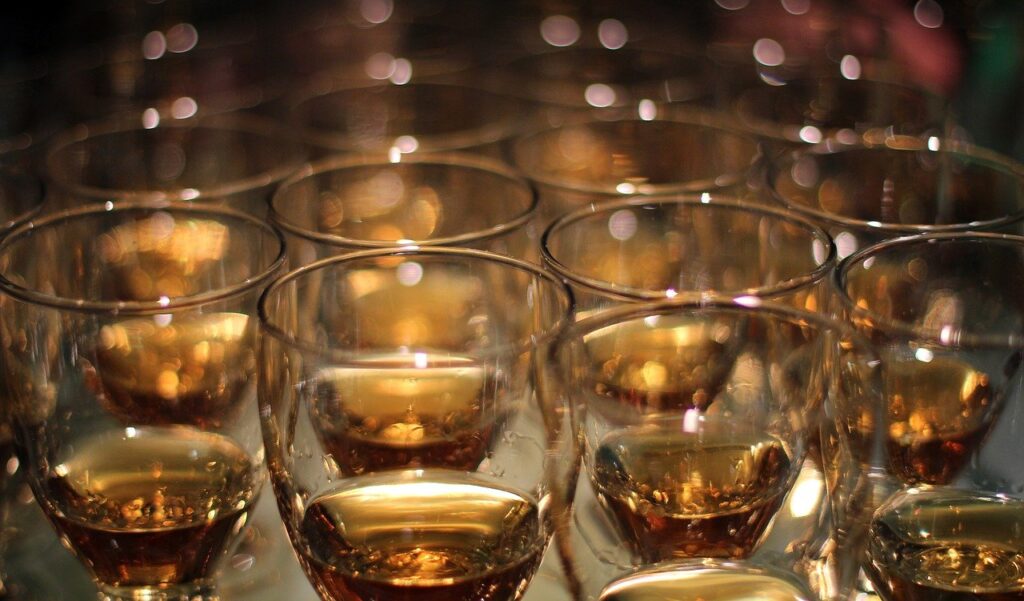 whiskey, glasses, whiskey glass-2381516.jpg