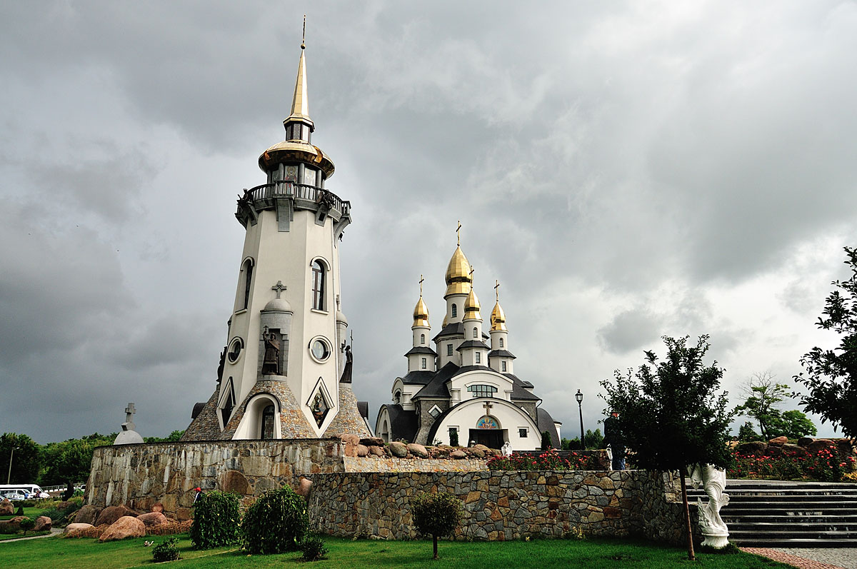 Церква святого Євгена та дзвіниця