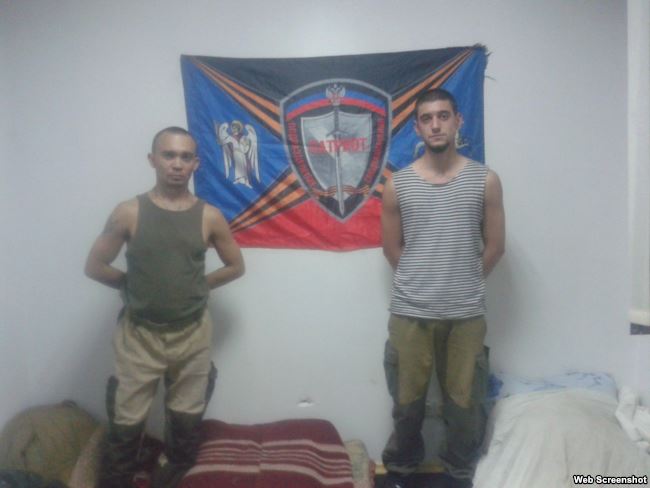 Сергей Макаров (слева) на фоне флага "Подразделения спецназначения "Патриот"