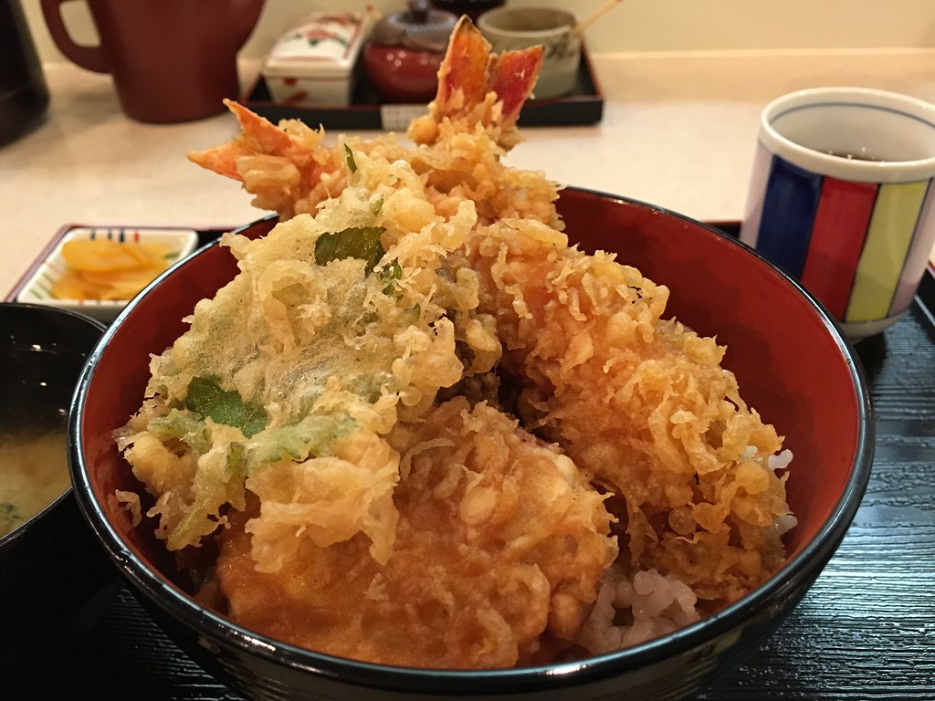 漆塗りのお椀に盛られた、天丼の画像です。
