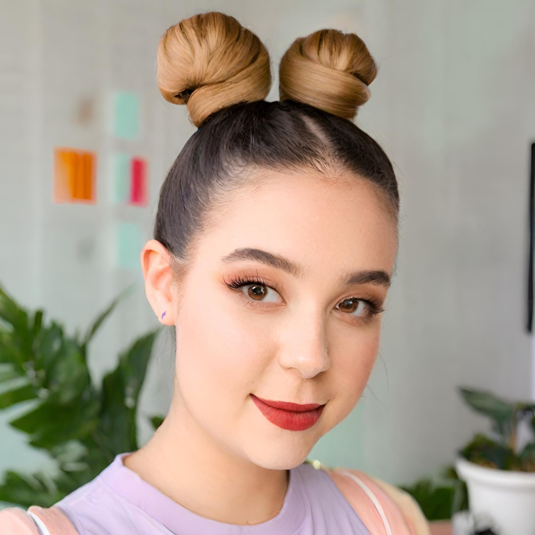 mulher maquiada usando o penteado space bun