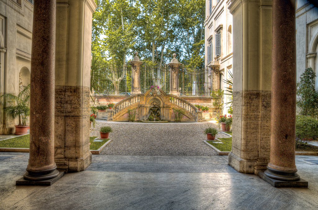 Courtyard, Palazzo Falconieri.jpg