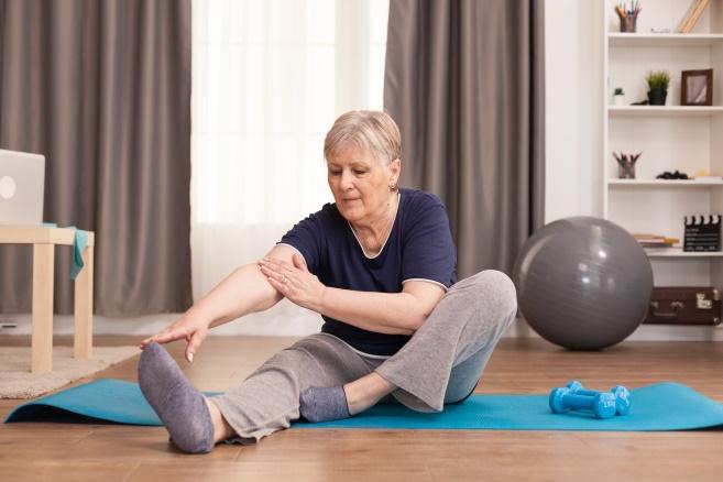 C:\Users\Кристина\Downloads\active-old-woman-exercising-yoga-mat-her-comfortable-apartment.jpg