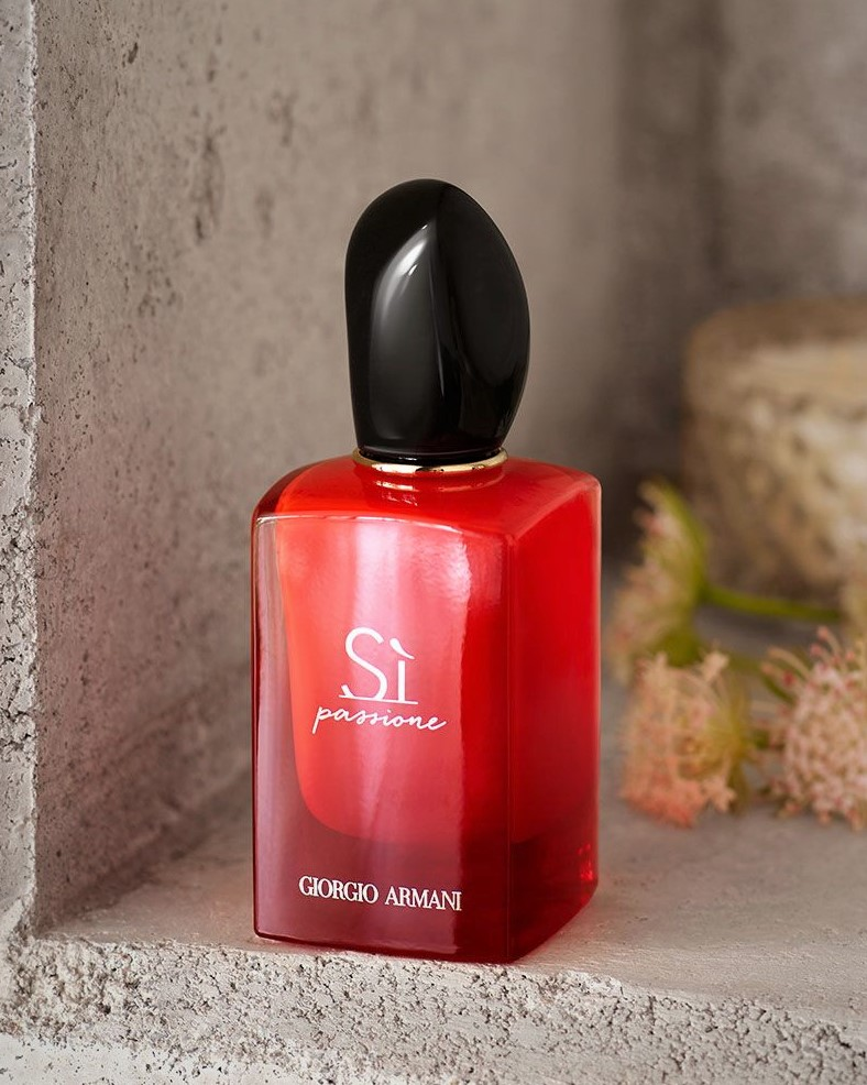 Nước hoa Sì Passione Giorgio Armani đem đến mùi hương mãnh liệt, khó cưỡng của sức mạnh sự tự tin