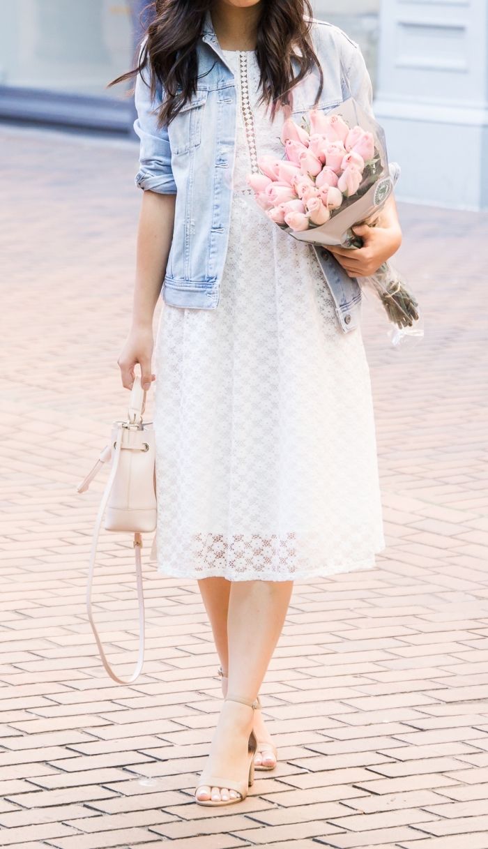 Robe blanche bohème et veste en jean