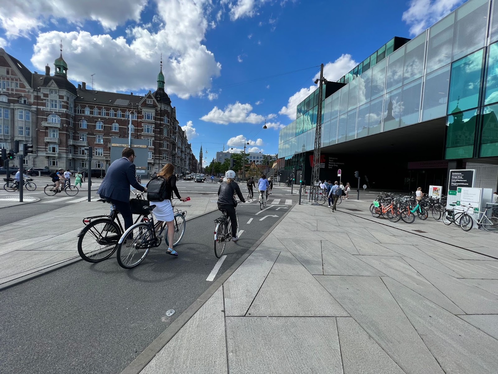 Fahrradfahrer fahren über Kreuzung in Kopenhagen