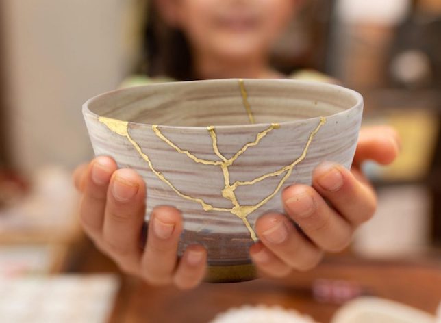 Exemple de Kintsugi, l'art japonais de réparer la céramique avec de l'or