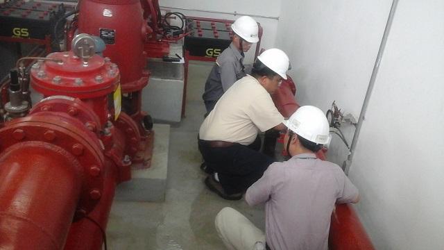 Đội thợ sửa máy bơm chữa cháy chuyên nghiệp, tận tâm