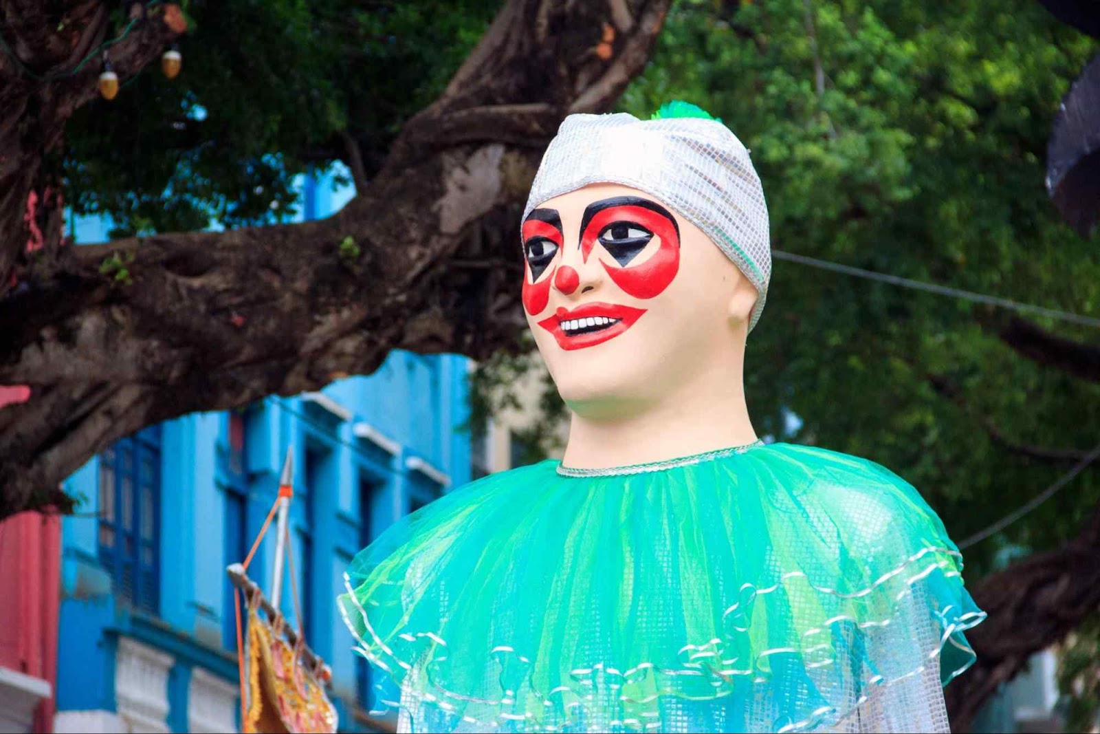 Boneco gigante típico do Carnaval de Olinda. Ele representa um homem vestido de palhaço, com pintura facial vermelha e trajes coloridos.