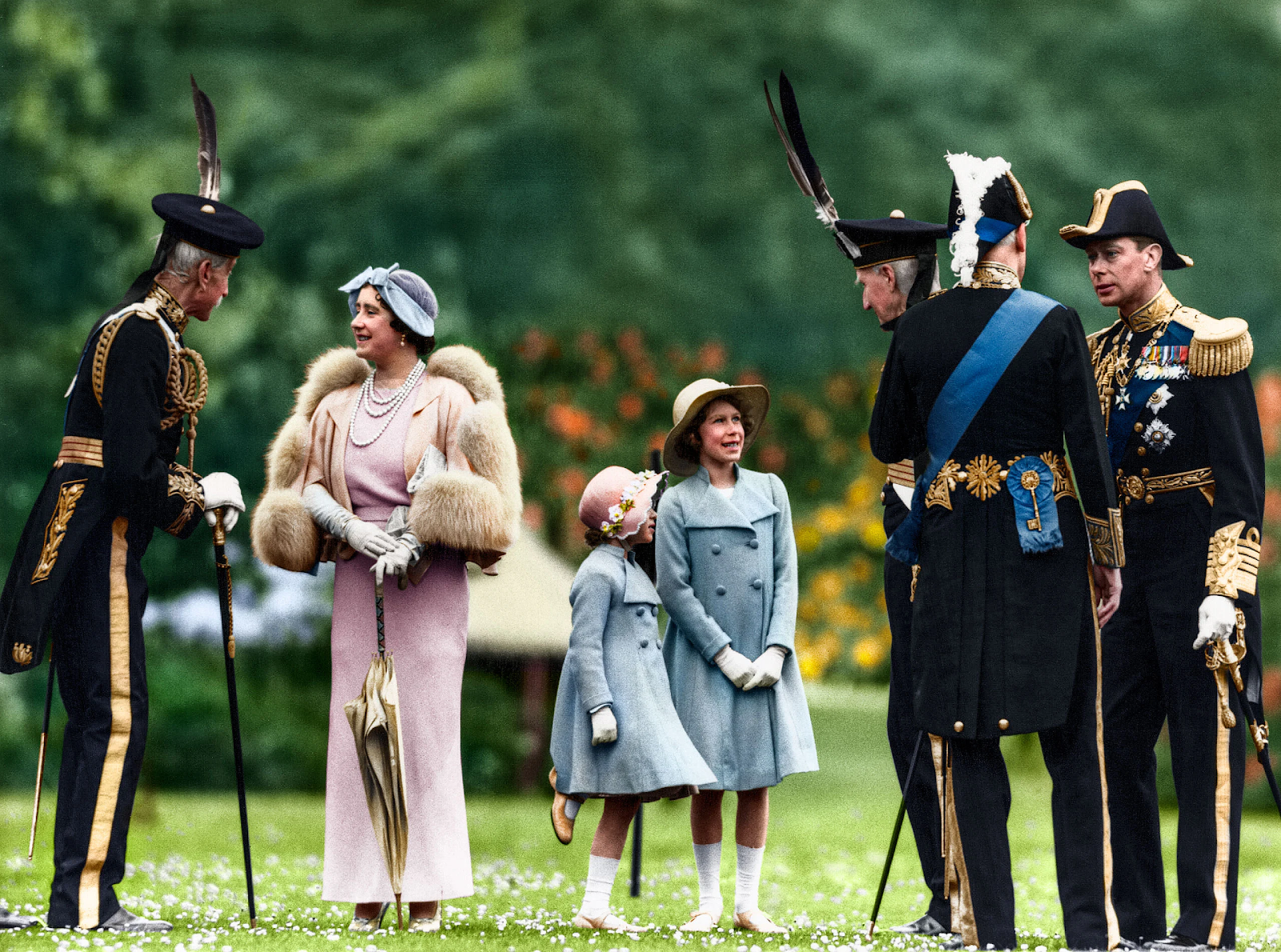 La regina Elisabetta II con la sua famiglia.