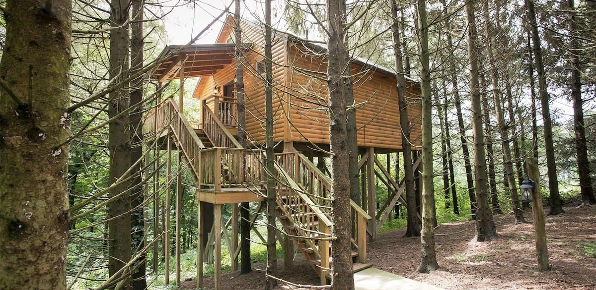 Whispering Pines Treehouse - Best Romantic Treehouse Getaway with Treetop Views