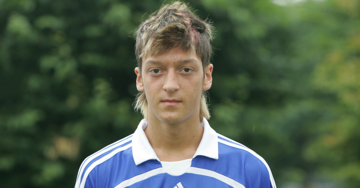 Ozil khởi đầu sự nghiệp trong màu áo của Schalke 04