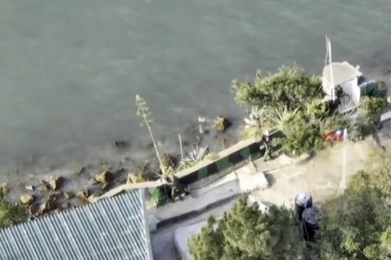 微博視頻顯示，中國無人機在台灣駐軍舉槍瞄準後飛離現場。（微信台灣那點事兒視頻截圖）