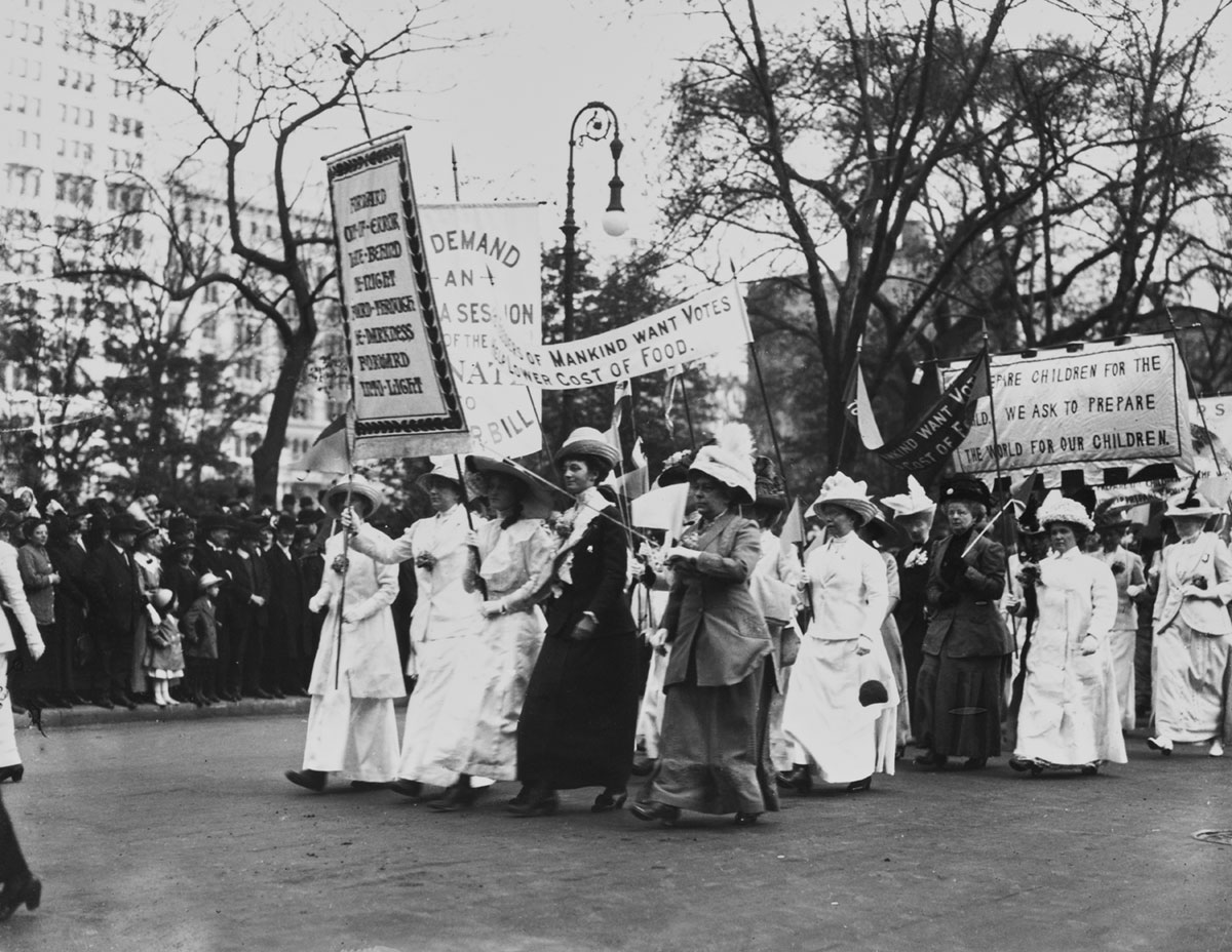 Mulheres marcham pelo direito do voto, um dos símbolos do Dia Internacional da Mulher.