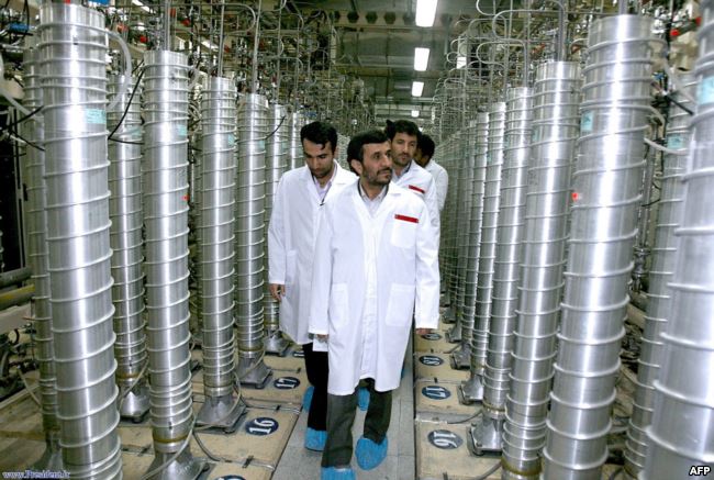 Махмуд Ахмадинежад на обогатительном заводе в Натанце, Иран
