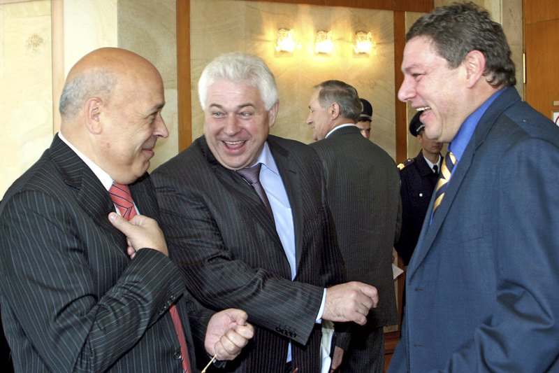 Представник Президента України в Криму Геннадій Москаль з депутатами кримського парламенту перед пленарним засіданням, Сімферополь, 22 листопада 2006 року. 
