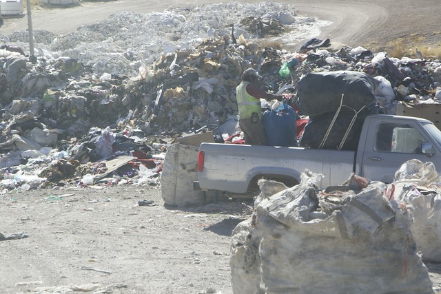 Un recolector acomoda en una camioneta residuos reciclables que ha recogido en el vertedero a cielo abierto del municipio de Dolores Hidalgo, especialmente botellas de vidrio o de plástico y metales, para venderlos a acopiadores de esas industrias para su transformación y reutilización. Lo recogedores de basura trabajan en un ambiente insalubre y con emanaciones de metano, que ante cualquier descuido puede provocar un incendio. Foto: José Carmen Ávila / IPS