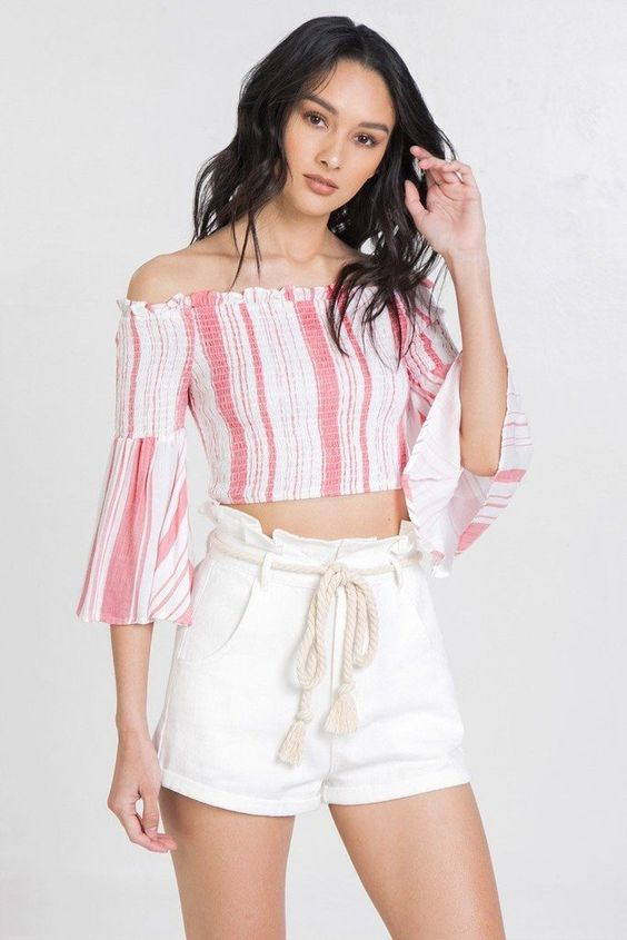 Trẻ trung và đầy năng động cùng áo trễ vai và quần short nữ