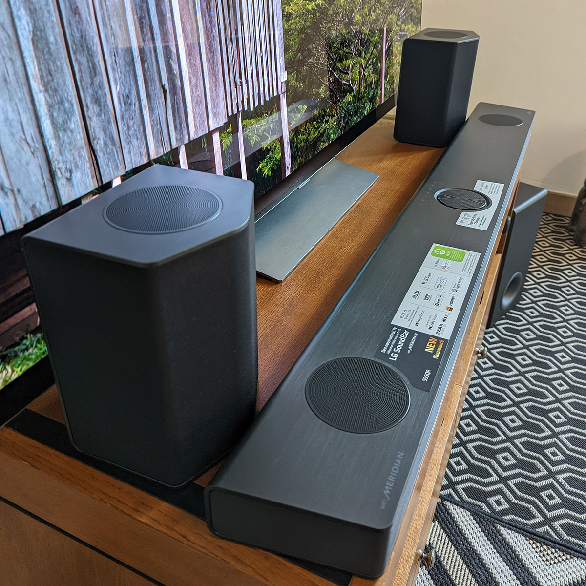LG S95QR: soundbar + surround speakers