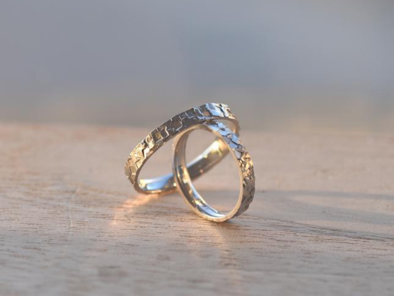 Zlato, diamanty i karbon. Poznejte nejoblíbenější styly snubních prstenů |  WeddingMag