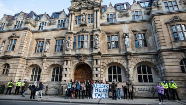 Protesta frente a la estatua de Cecil Rhodes en Oxford