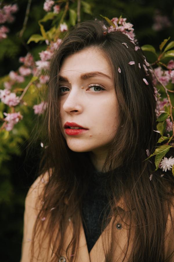 foto de uma mulher posando com flores 