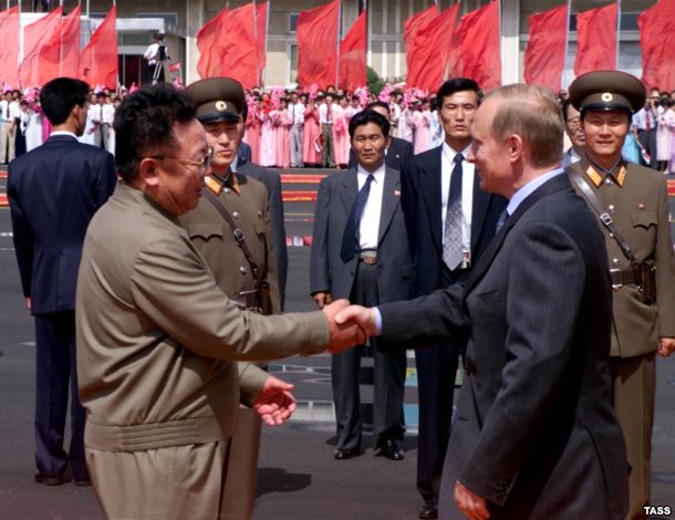 Ким Чен Ир приветствует Владимира Путина в Пхеньяне